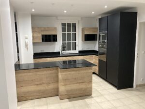 Cuisine rénovée avec îlot central, façades bois et noir, sur le Bassin d'Arcachon