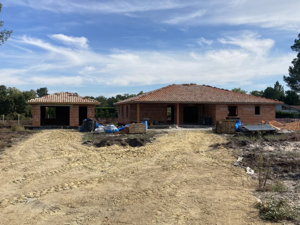 Maison individuelle en briques en cours de construction sur le Bassin d'Arcachon