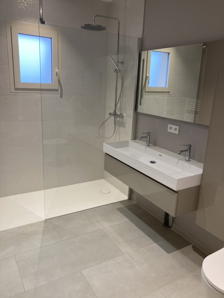 Salle d'eau rénovée avec douche à l'italienne sur le Bassin d'Arcachon