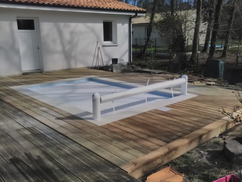 Terrasse en bois sur plots réalisée devant une maison du Bassin d'Arcachon